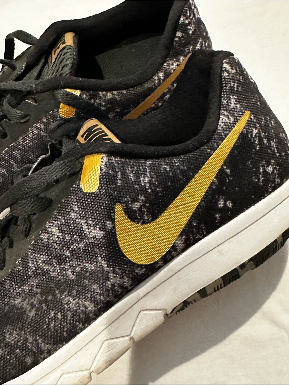 NIKE Patterned Mesh Sneakers with Gold Logo - Picture 3 of 6